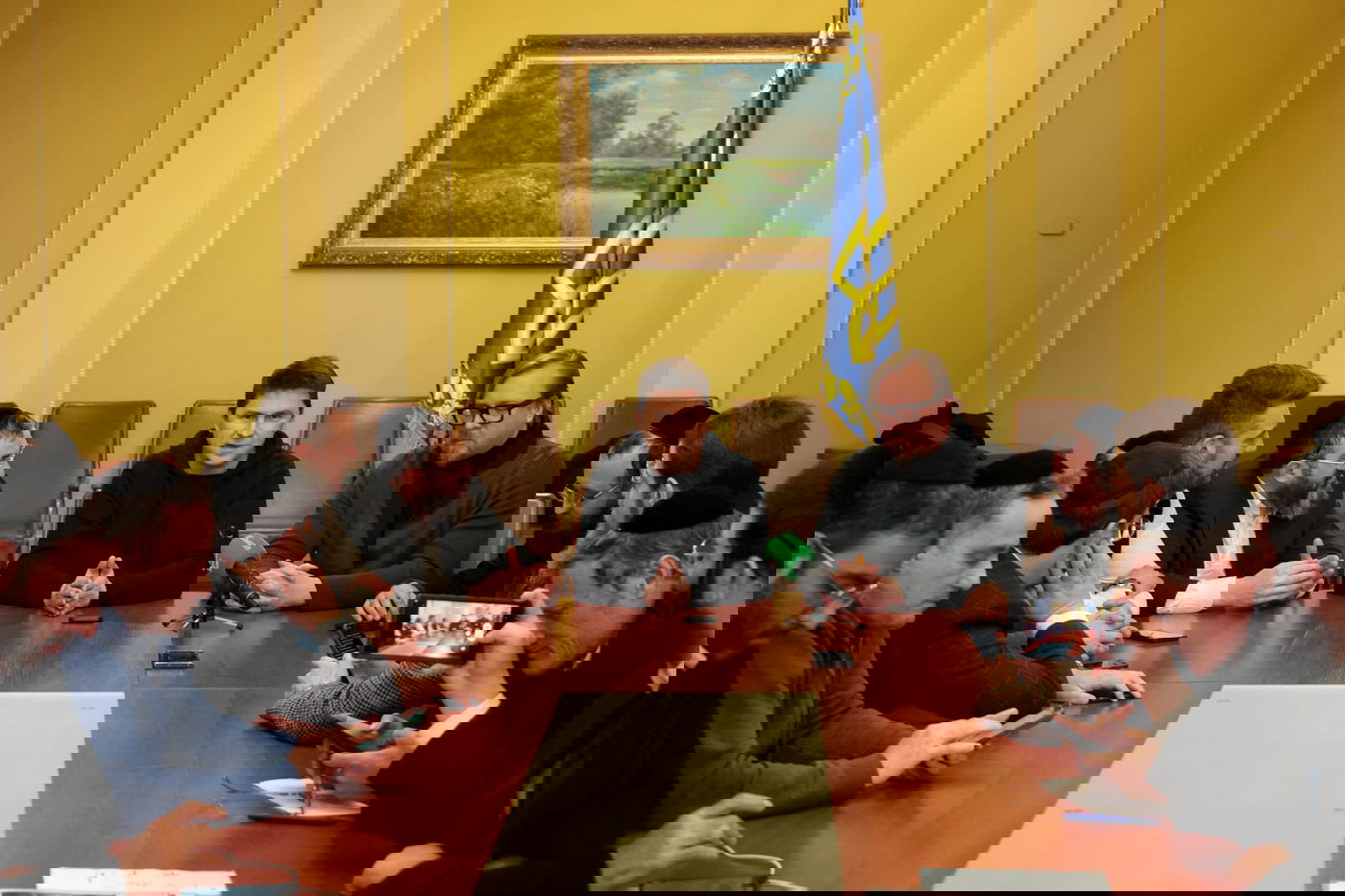 היועץ הבכיר של זלנסקי לגלג על בנט: "שימשיך לספר סיפורים"