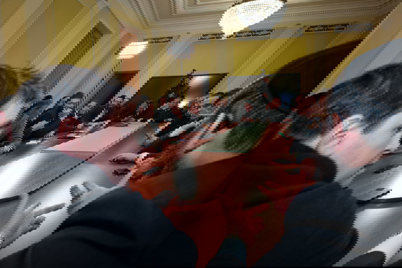 היועץ הבכיר של זלנסקי לגלג על בנט: "שימשיך לספר סיפורים"