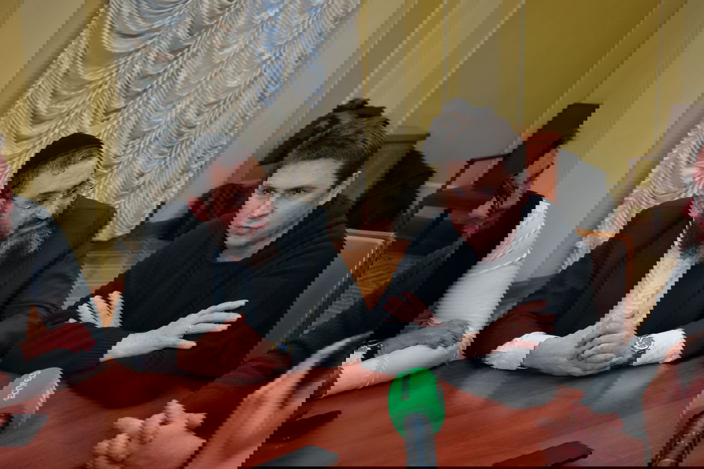 היועץ הבכיר של זלנסקי לגלג על בנט: "שימשיך לספר סיפורים"