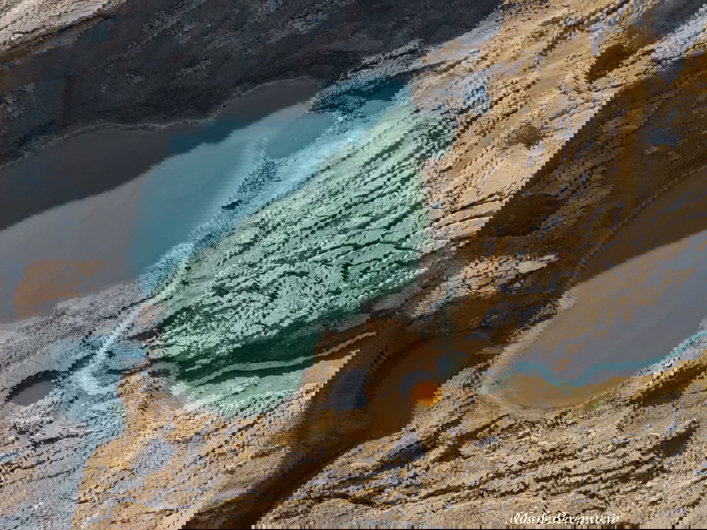 נביעה של מים חמים לבולען