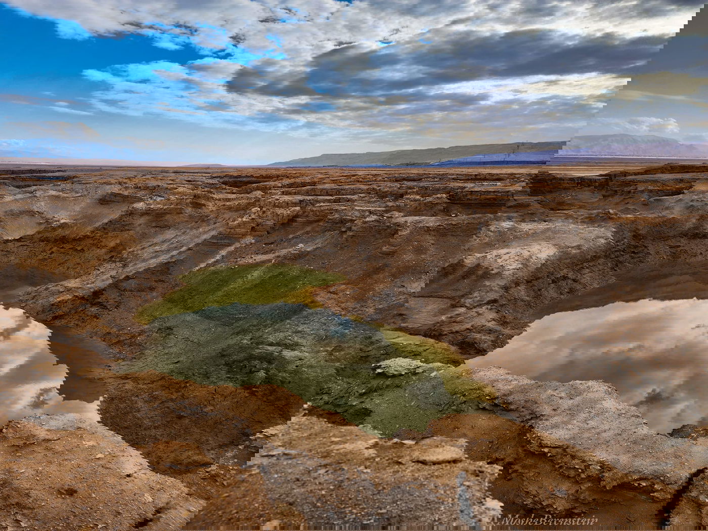 בולען ענק מול מצדה