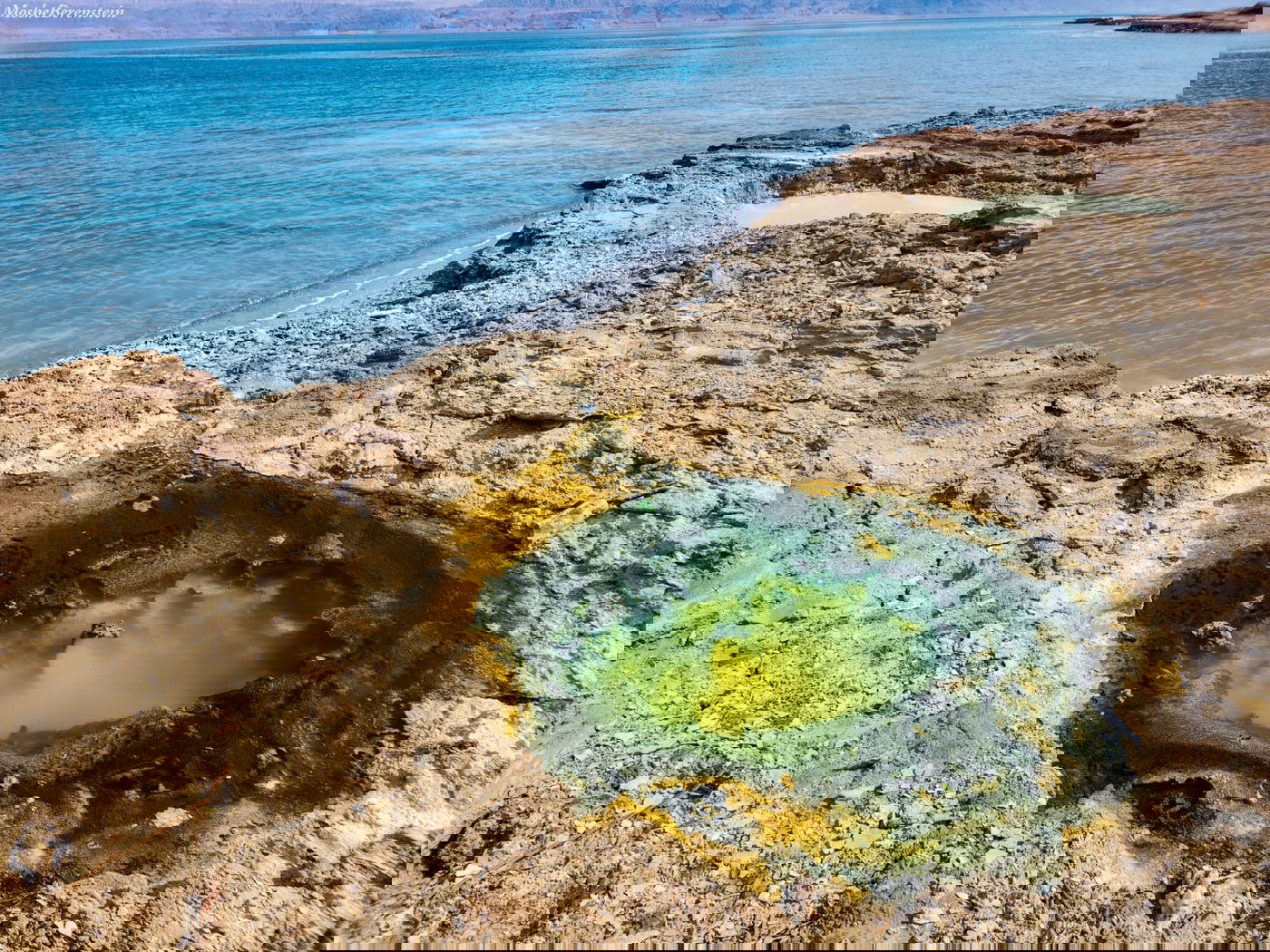 בולען קטן כתוצאה מנביעה של מים מתוקים