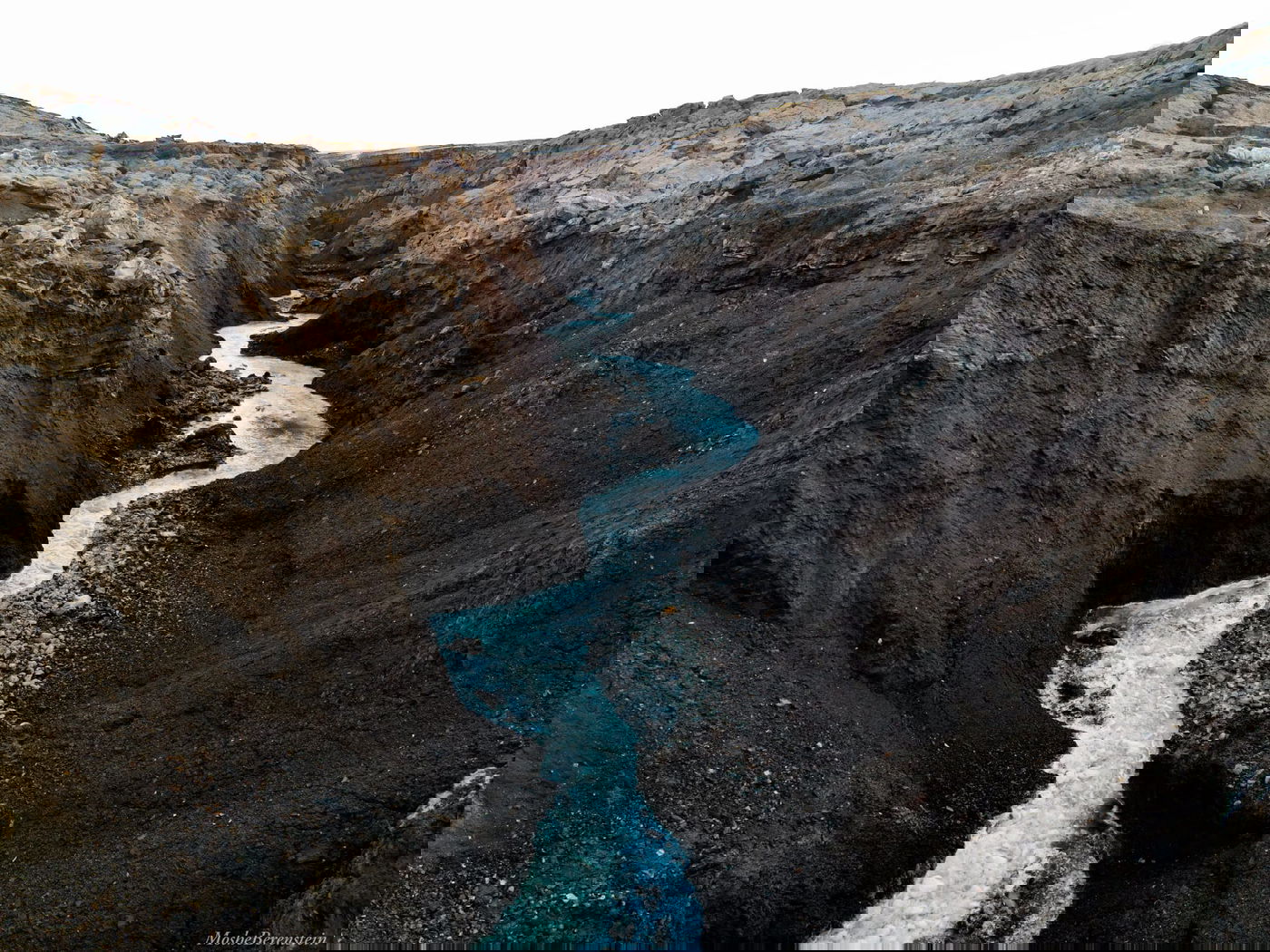 מים חמים שנובעים מהאדמה לבולען סמוך