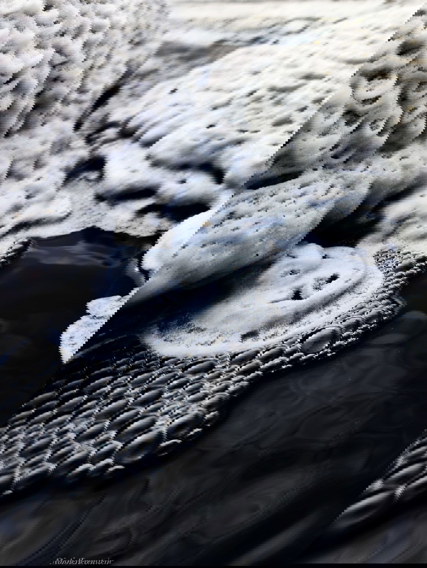 הבועות מייצרות יופי מדהים כתוצאה מהשתקפות המים השחורים