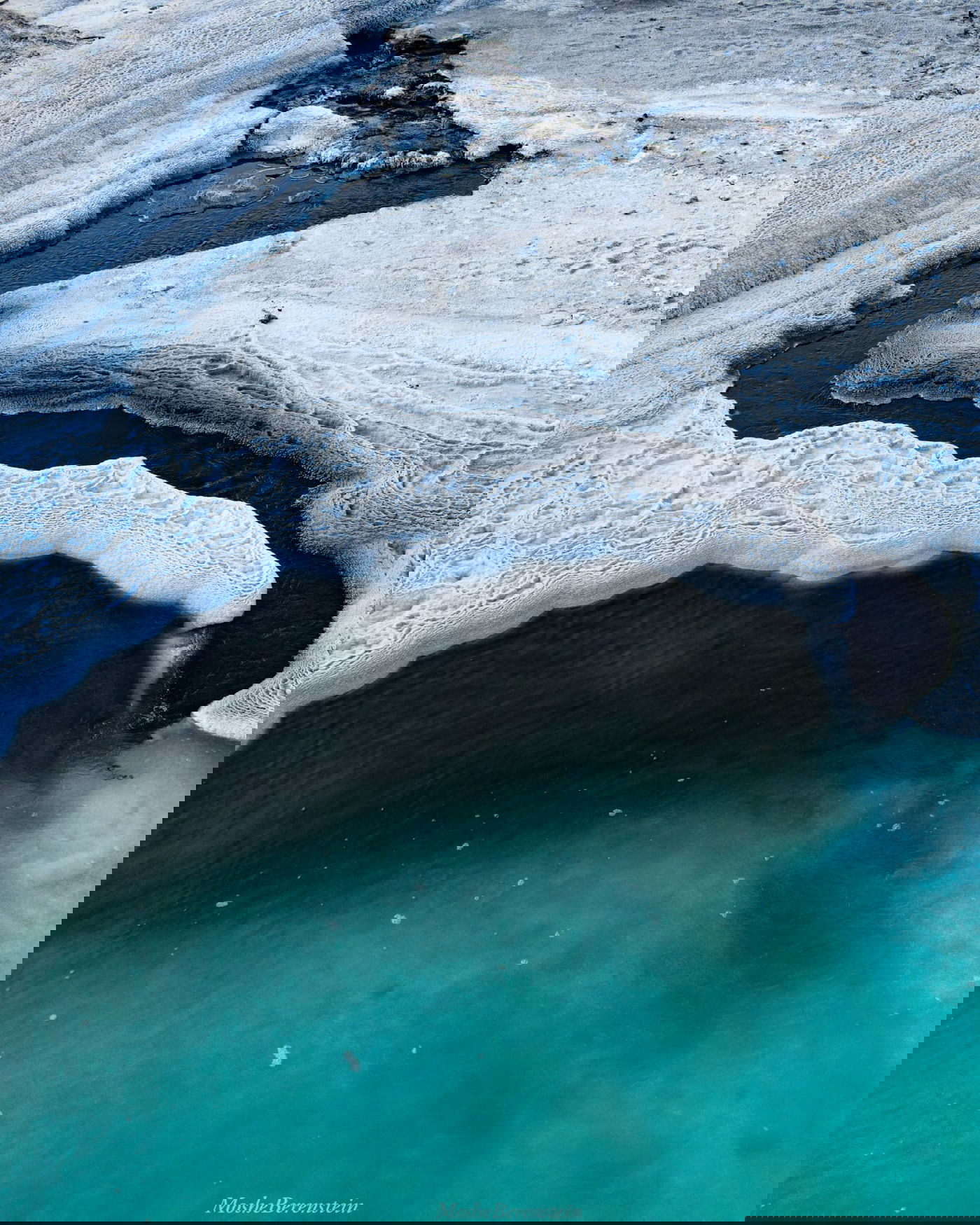 נביעה של מים אפורים לים המלח עם טקסטורות מדהימות