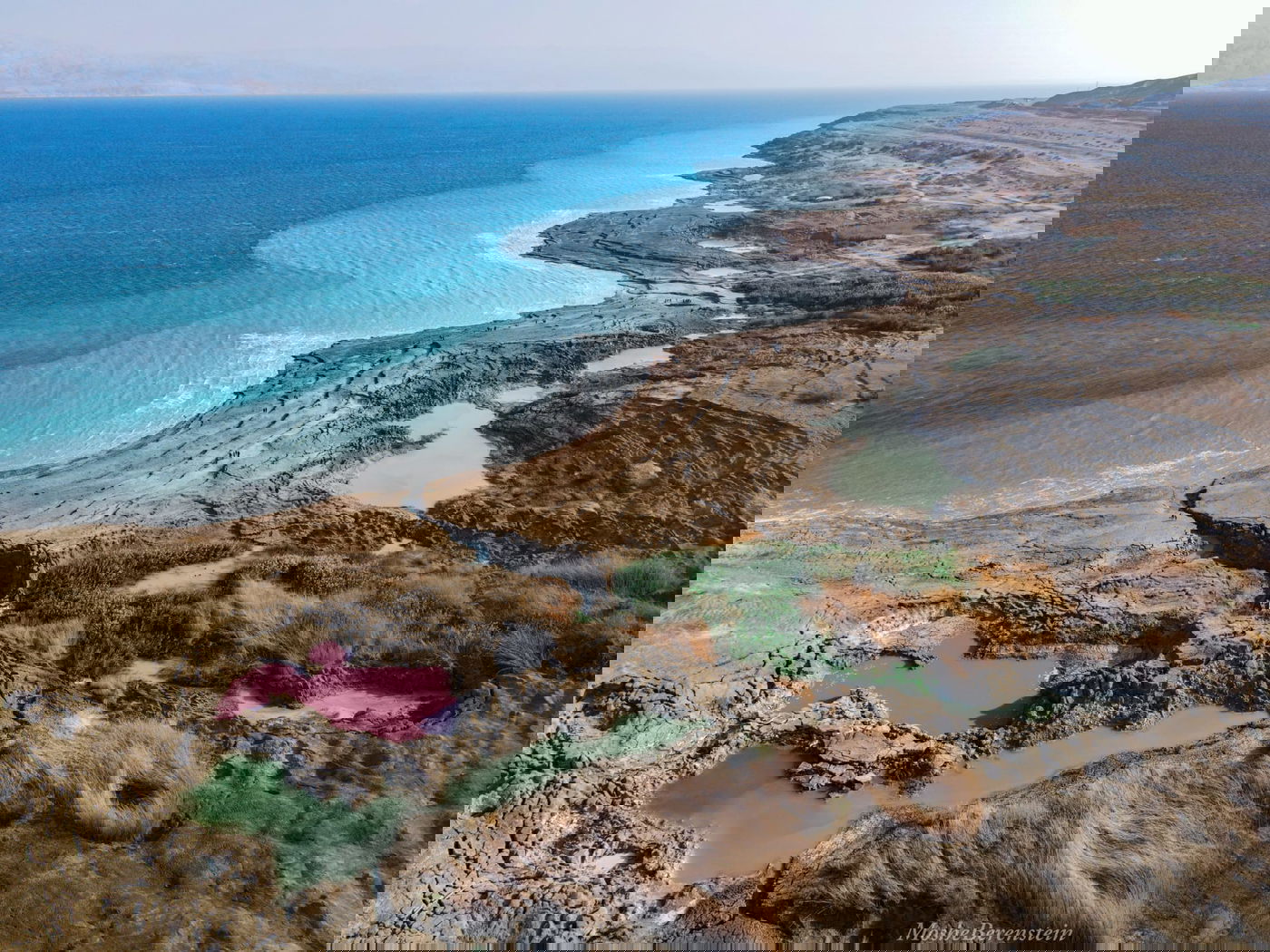 בולען שנצבע בורוד, ככל הנראה בגלל אצות שהתקבצו במים