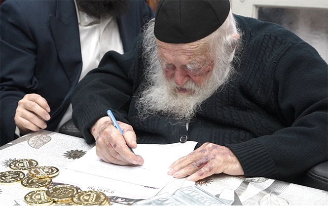 שר התורה מברך את מטבעות השמירה