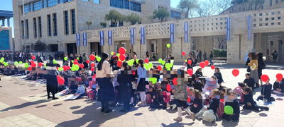 הבנות בכניסה לבניין העירייה