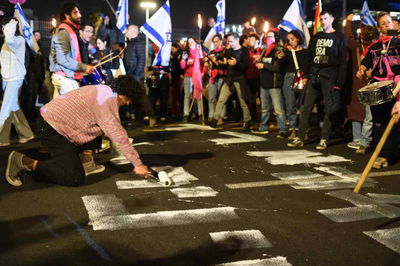 המפגין שכתב "ביבי הבוגד" על כביש איילון נחקר במשטרה