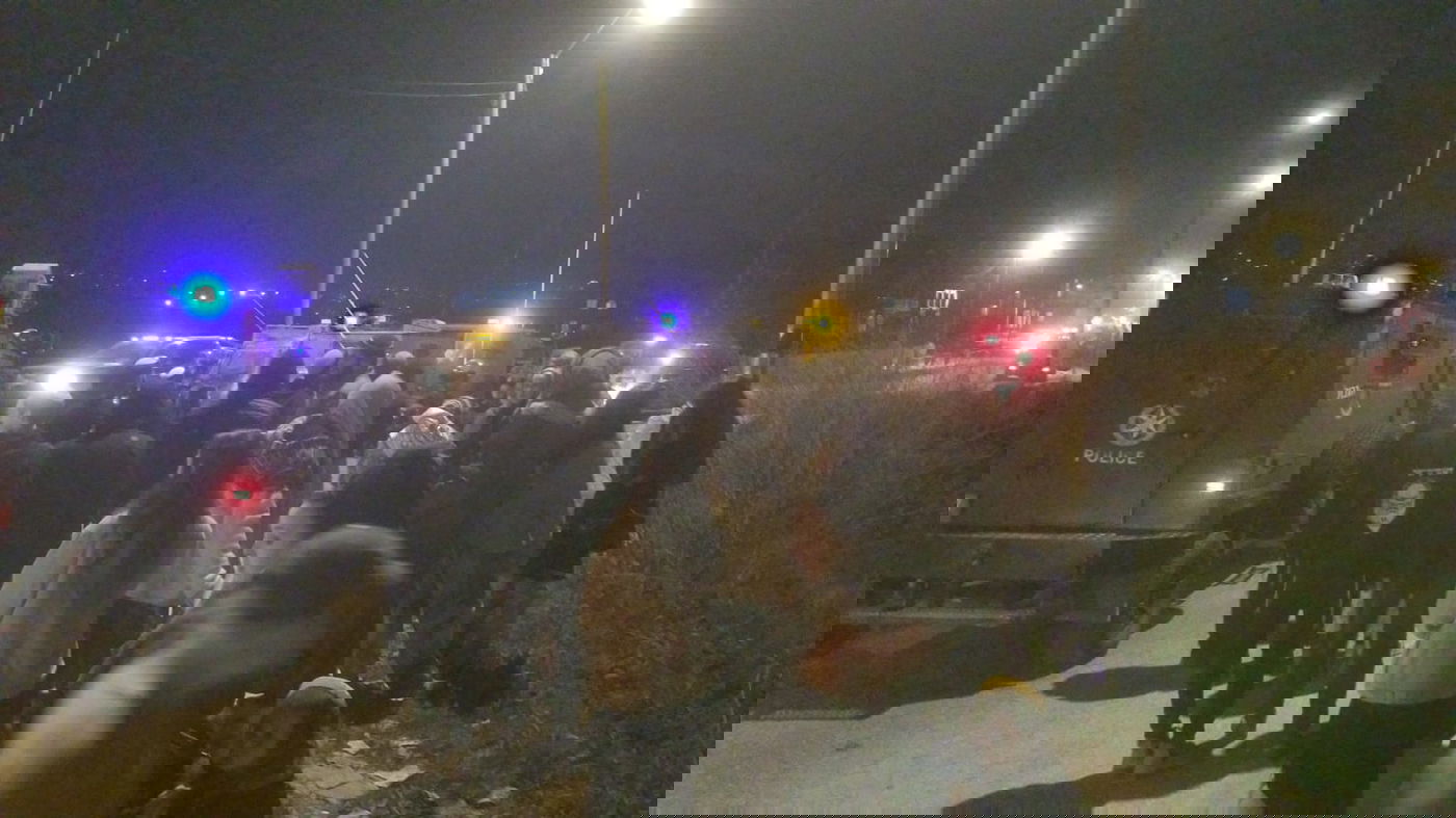 למעלה מ-100 פצועים בעימותים בזירת הפיגוע: עשרות בתים, חנויות וכלי רכב עולים באש