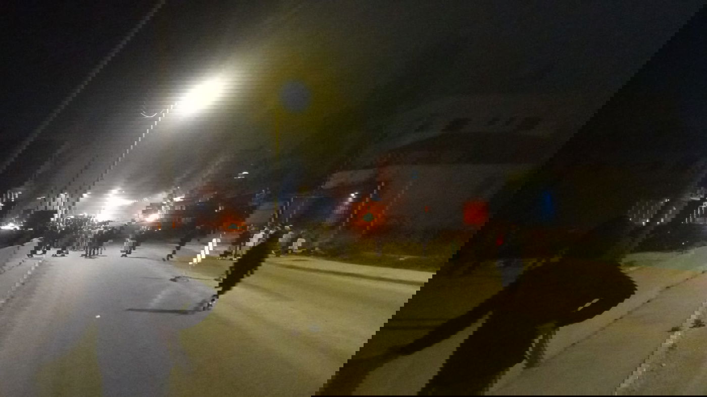 למעלה מ-100 פצועים בעימותים בזירת הפיגוע: עשרות בתים, חנויות וכלי רכב עולים באש