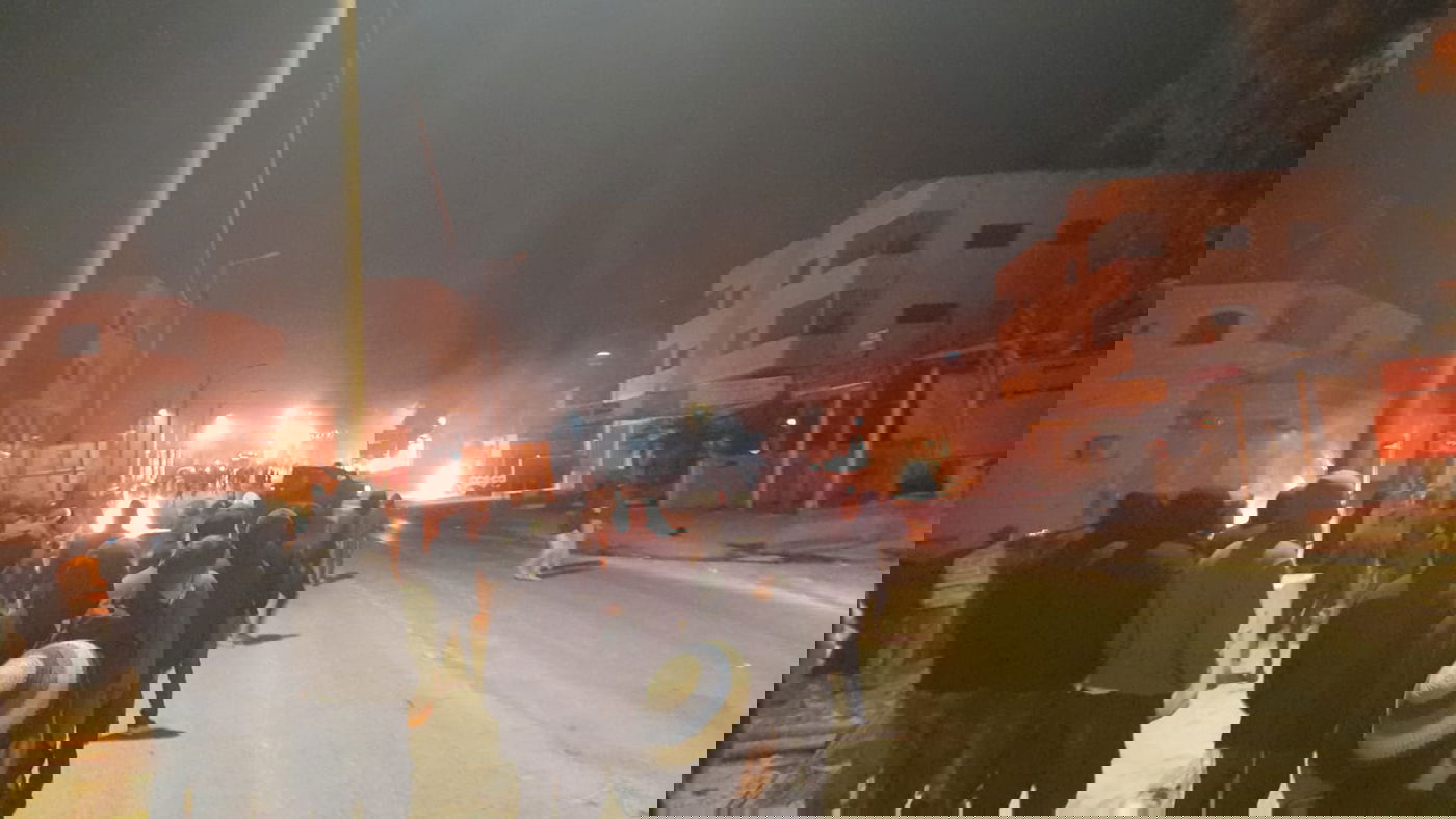 למעלה מ-100 פצועים בעימותים בזירת הפיגוע: עשרות בתים, חנויות וכלי רכב עולים באש