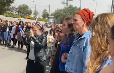 האחות אומרת מזמור לתודה