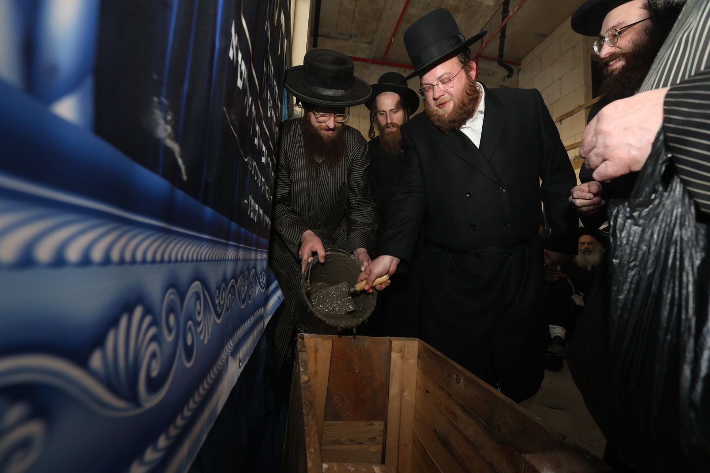 חברי הבד"צ ונדיבים מארה"ב בהנחת אבן פינה בחריש