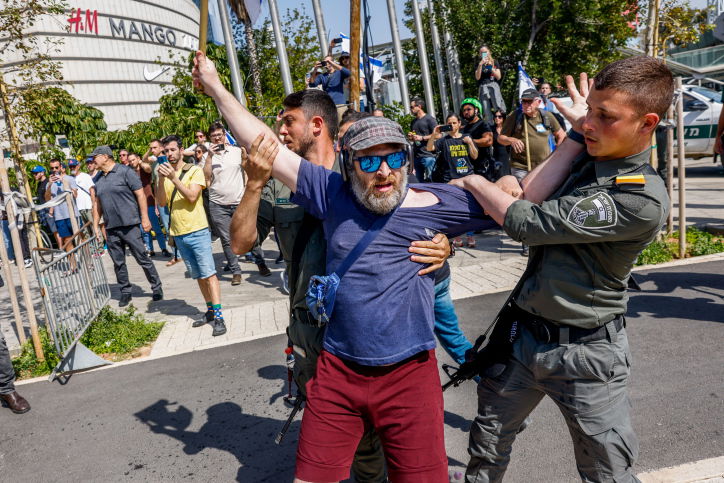 המחאה בתל אביב: רימוני הלם, פרשים ולמעלה מ-21 עצורים; נתניהו "נותן גיבוי לבן גביר"