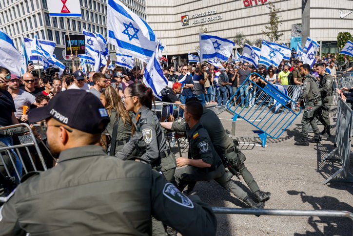 המחאה בתל אביב: רימוני הלם, פרשים ולמעלה מ-21 עצורים; נתניהו "נותן גיבוי לבן גביר"