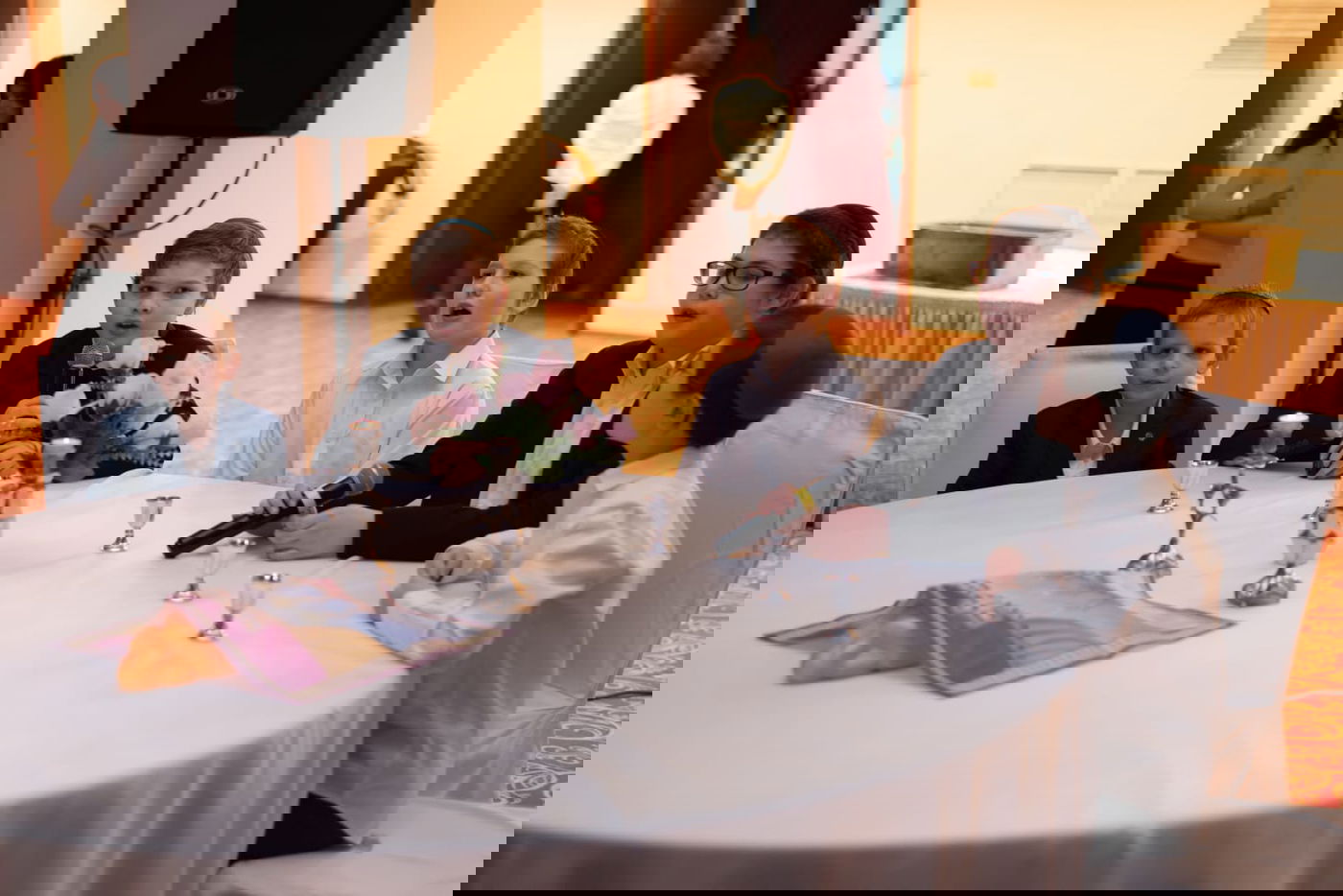 אוליגרכים ובחורי ישיבות: תיעוד מה'ירחי כלה' במוסקבה