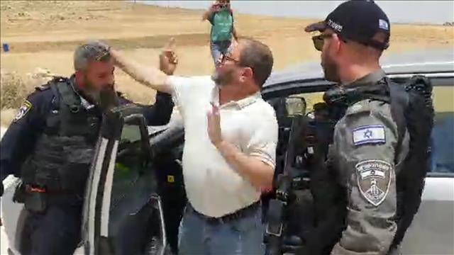 כסיף תוקף את השוטר