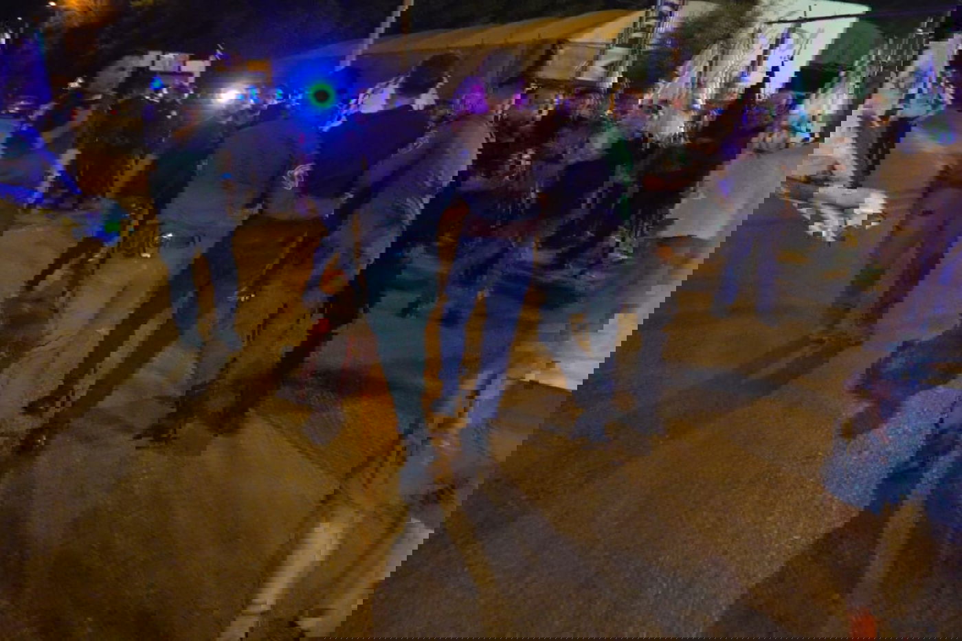 אנרכיה. השוטרים עוצרים את אחד החשודים