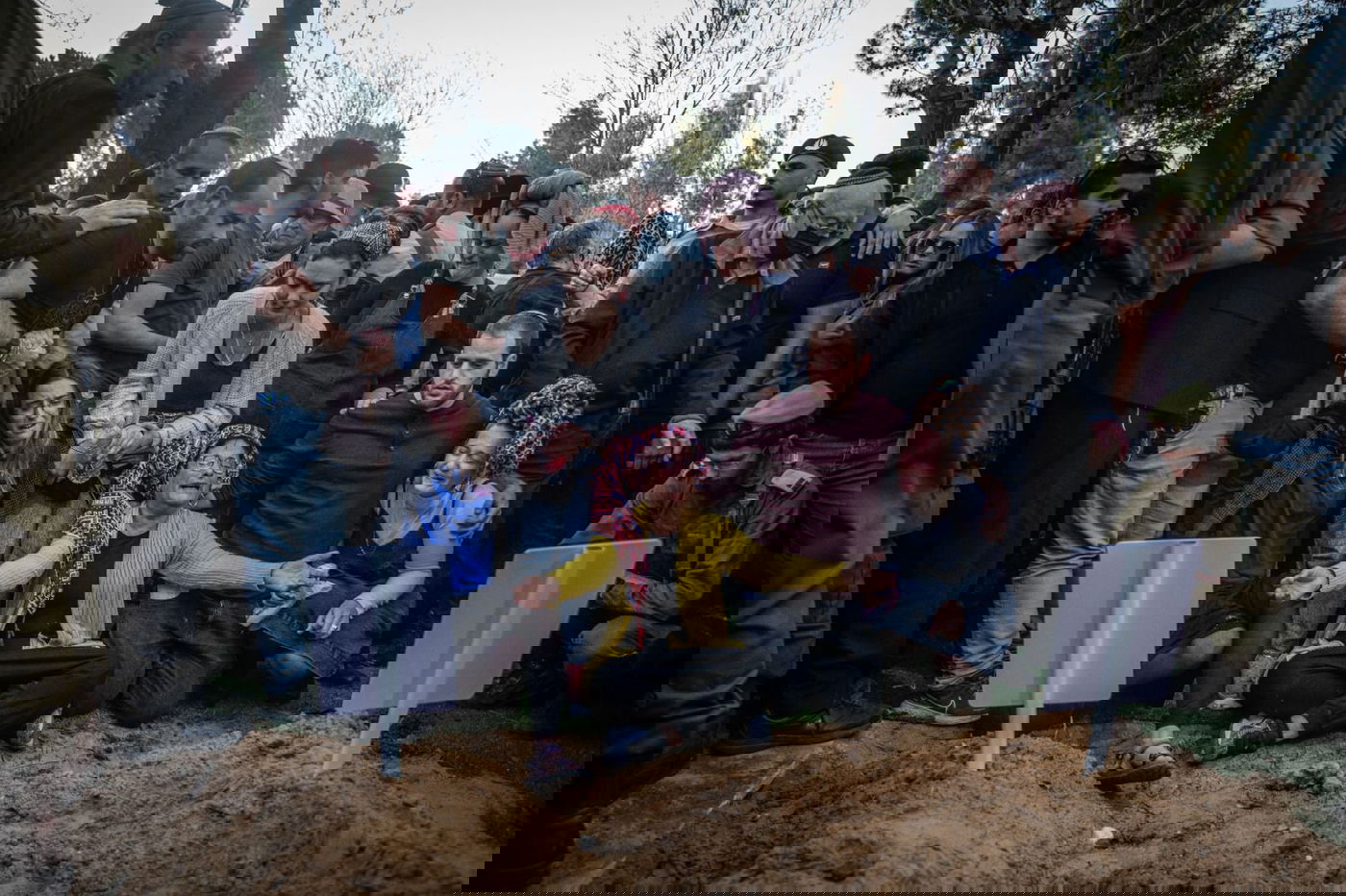 תמונת השבוע: סבתא קוברת שני נכדים