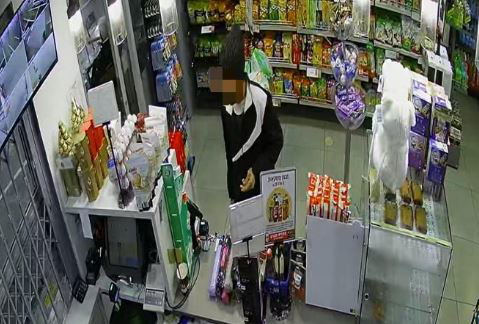 החשוד עושה שימוש בכרטיס האשראי באחד מבתי העסק