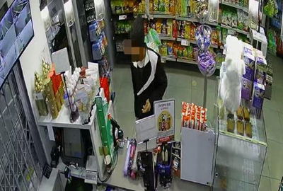 החשוד עושה שימוש בכרטיס האשראי באחד מבתי העסק