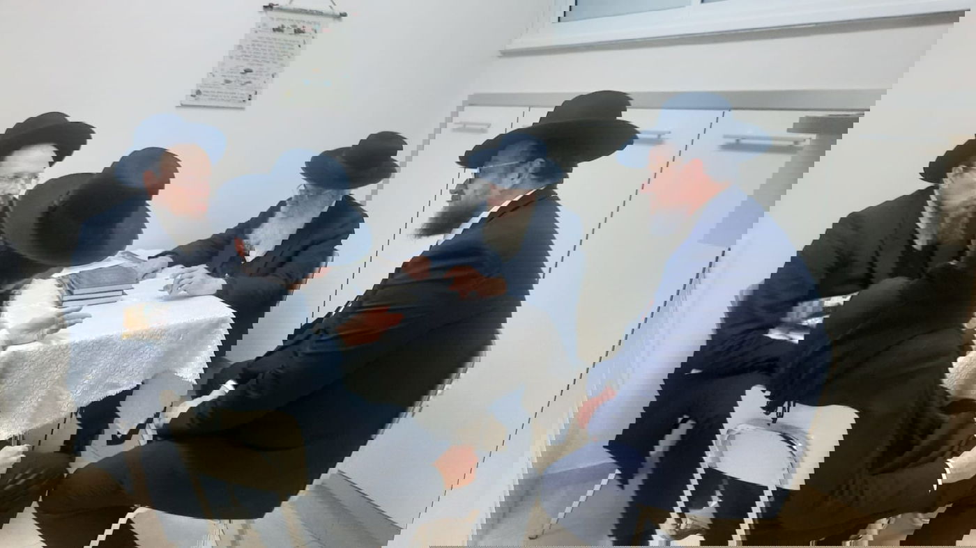 הרב זאב וולף לצד בנו ממשיך דרכו הרב שלמה וולף ובנו הרב יצחק וולף בשבוע האחרון לחייו