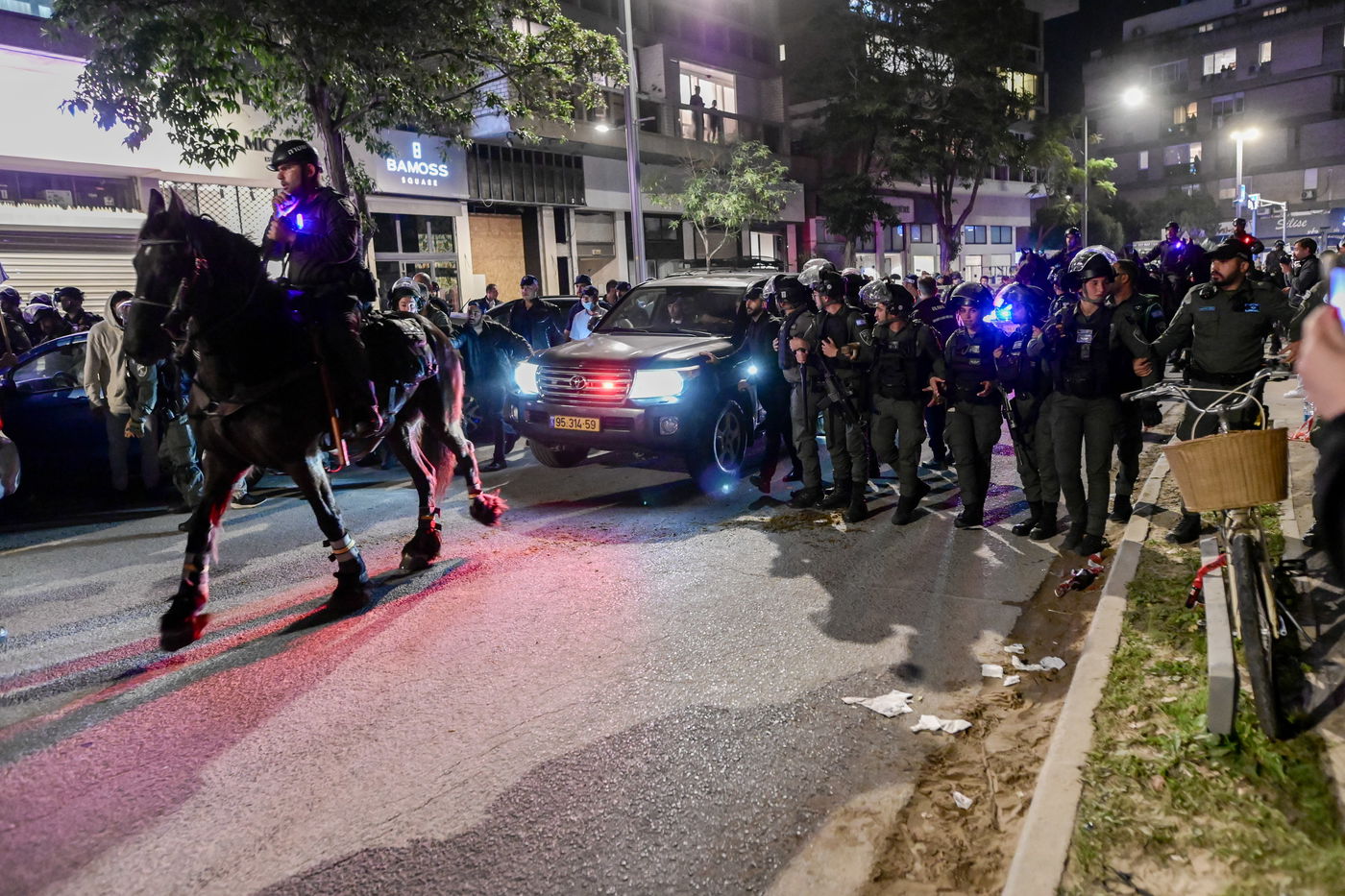 פרשים מלווים את שרה נתניהו