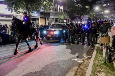 פרשים מלווים את שרה נתניהו