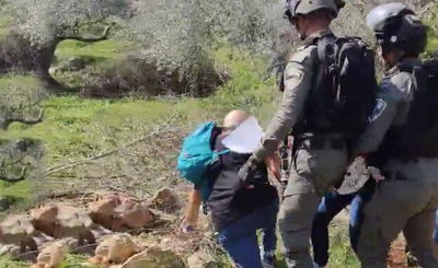 שוטרים הדפו את יו"ר הכנסת לשעבר - והוא נפל ארצה