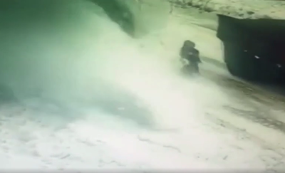 מפולת השלגים מהגג - העיפה את הנשים על הכביש | צפו