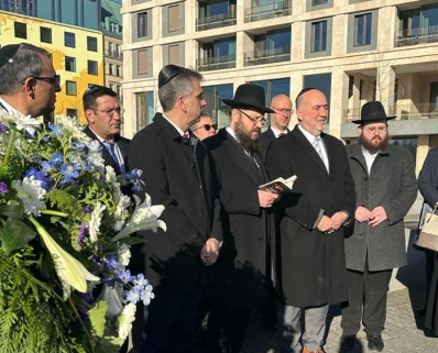 צפו: שר החוץ אלי כהן אמר קדיש באנדרטת הזיכרון בברלין