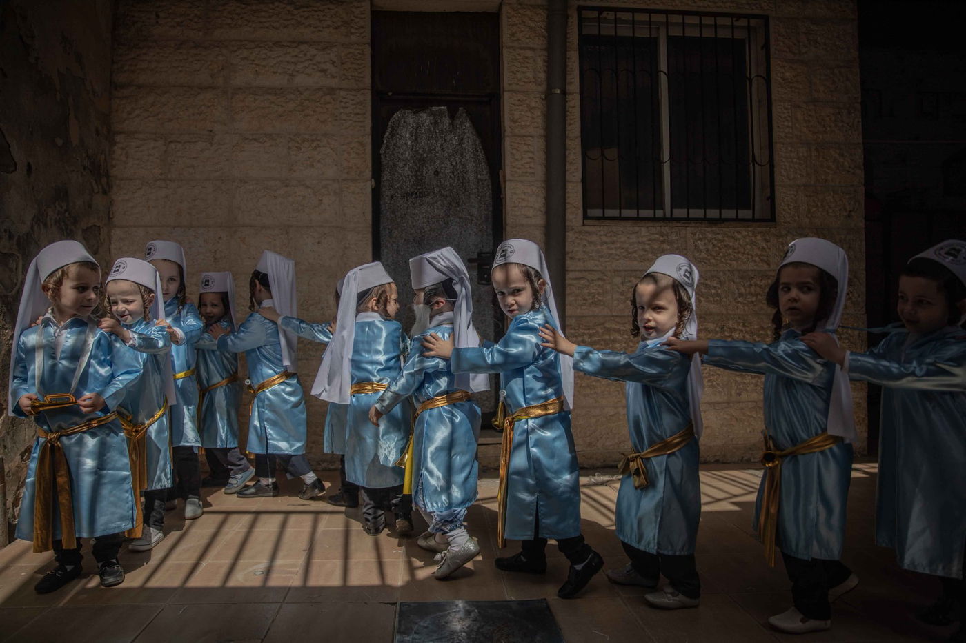 ילדי הת"ת בפינסק קרלין התחפשו ללווים במקדש | צפו