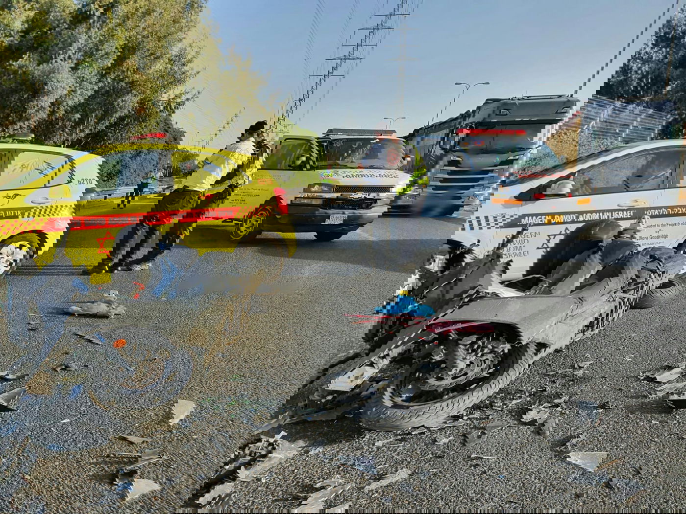 רוכב אופנוע נפגע ממשאית; פונה במצב קשה