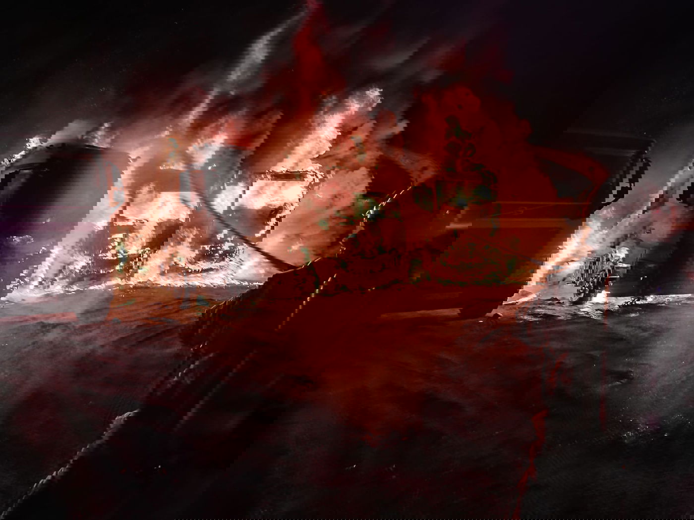 חמש משאיות עלו בלהבות ברמלה | תיעוד