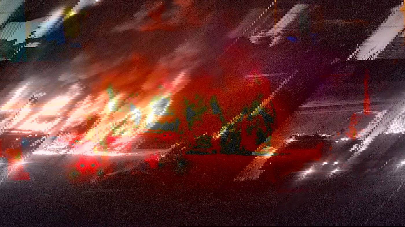 חמש משאיות עלו בלהבות ברמלה | תיעוד