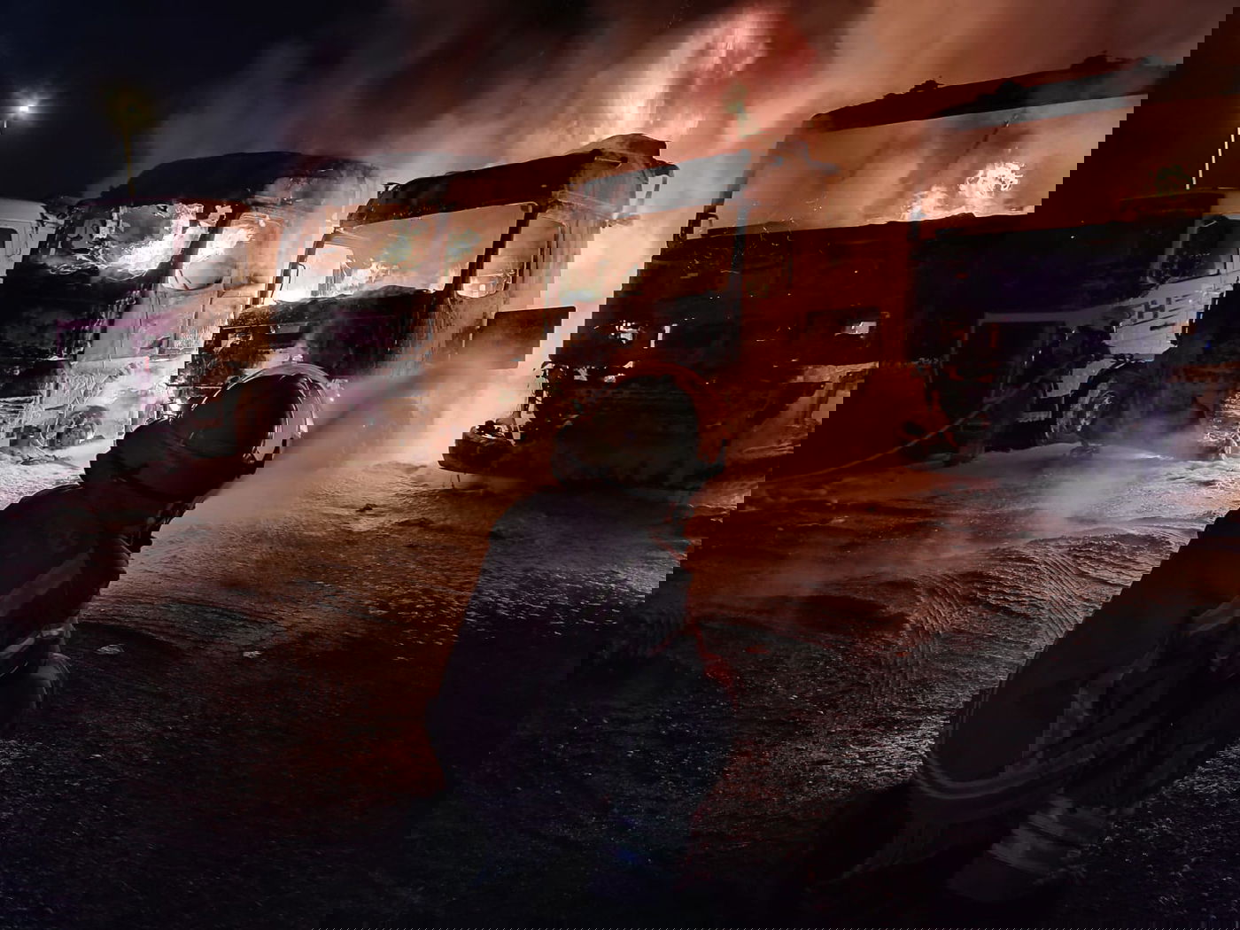 חמש משאיות עלו בלהבות ברמלה | תיעוד