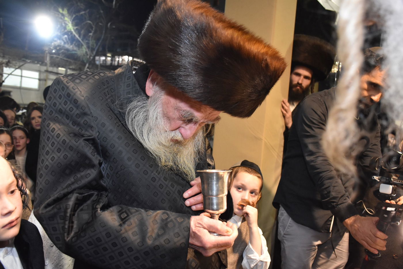 שמחת החתונה בחצר הקודש אשלג | צפו