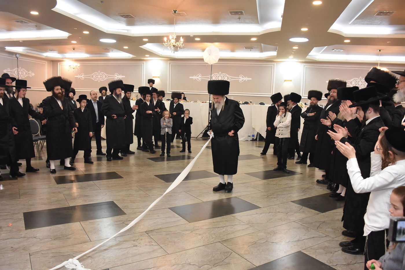 שמחת החתונה בחצר הקודש אשלג | צפו