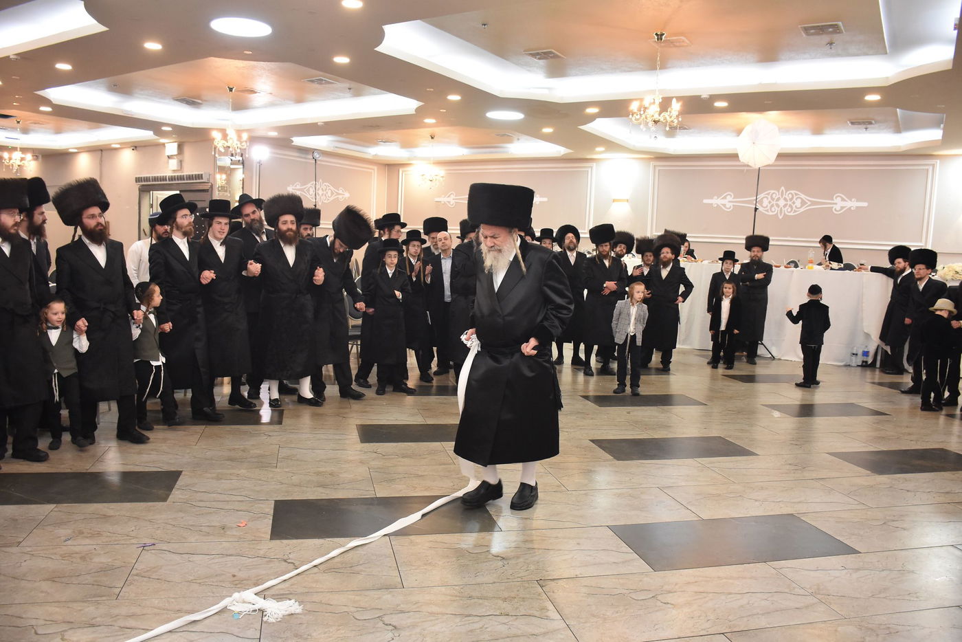 שמחת החתונה בחצר הקודש אשלג | צפו