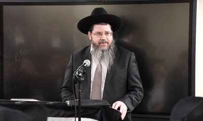 הרב אורי טיגר בישיבה