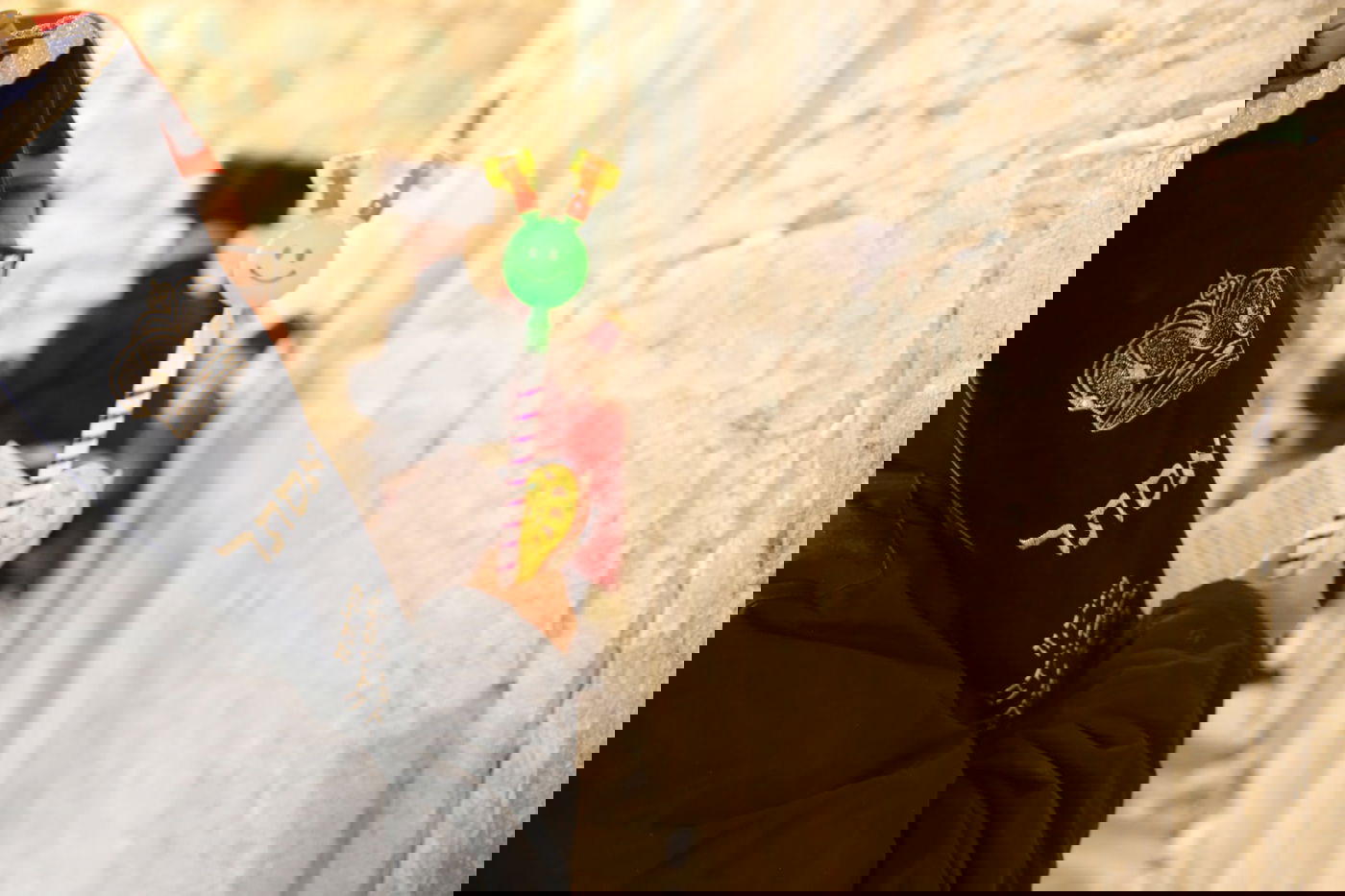 חג פורים בירושלים: קריאת מגילה ותחפושות בכותל המערבי