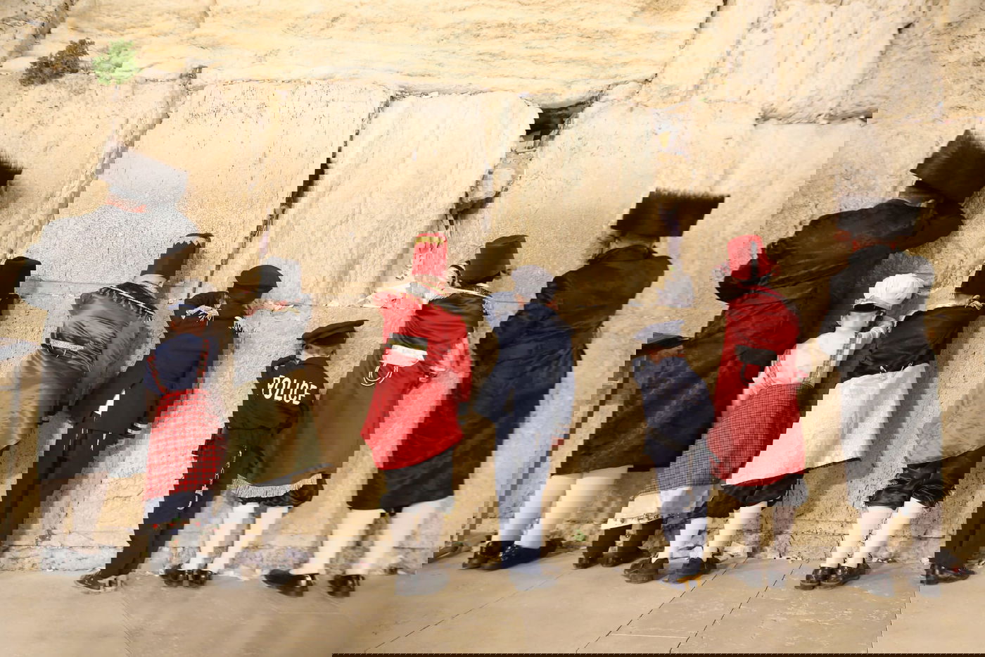 חג פורים בירושלים: קריאת מגילה ותחפושות בכותל המערבי