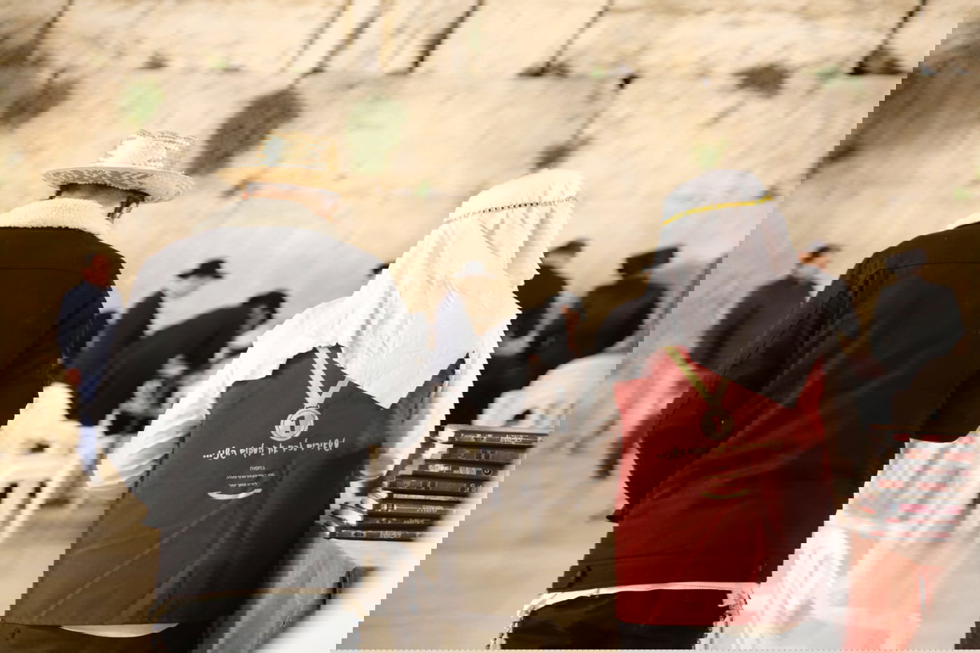 חג פורים בירושלים: קריאת מגילה ותחפושות בכותל המערבי