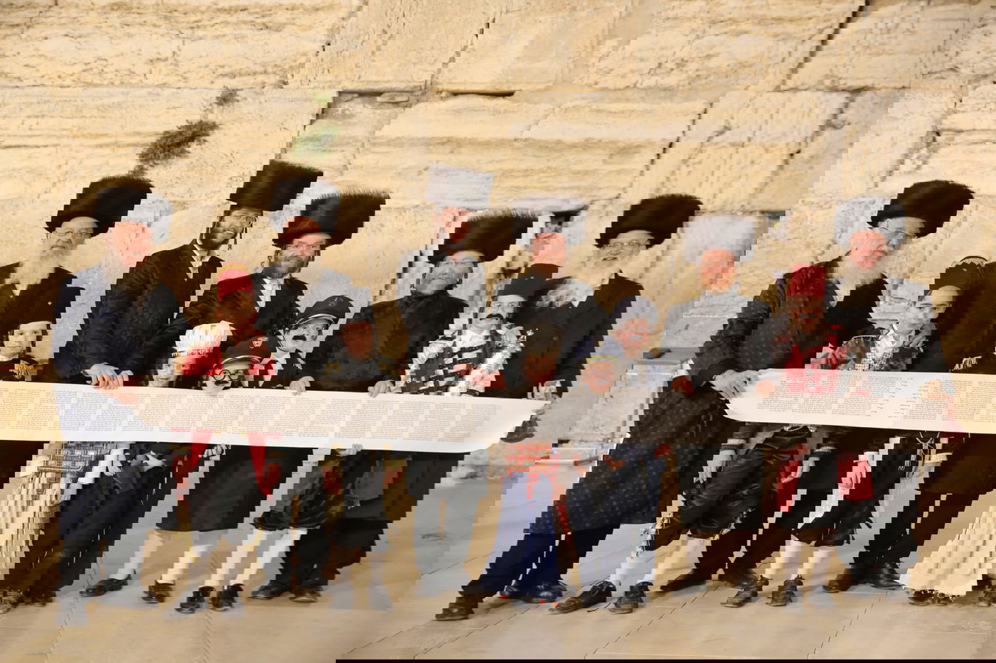 חג פורים בירושלים: קריאת מגילה ותחפושות בכותל המערבי