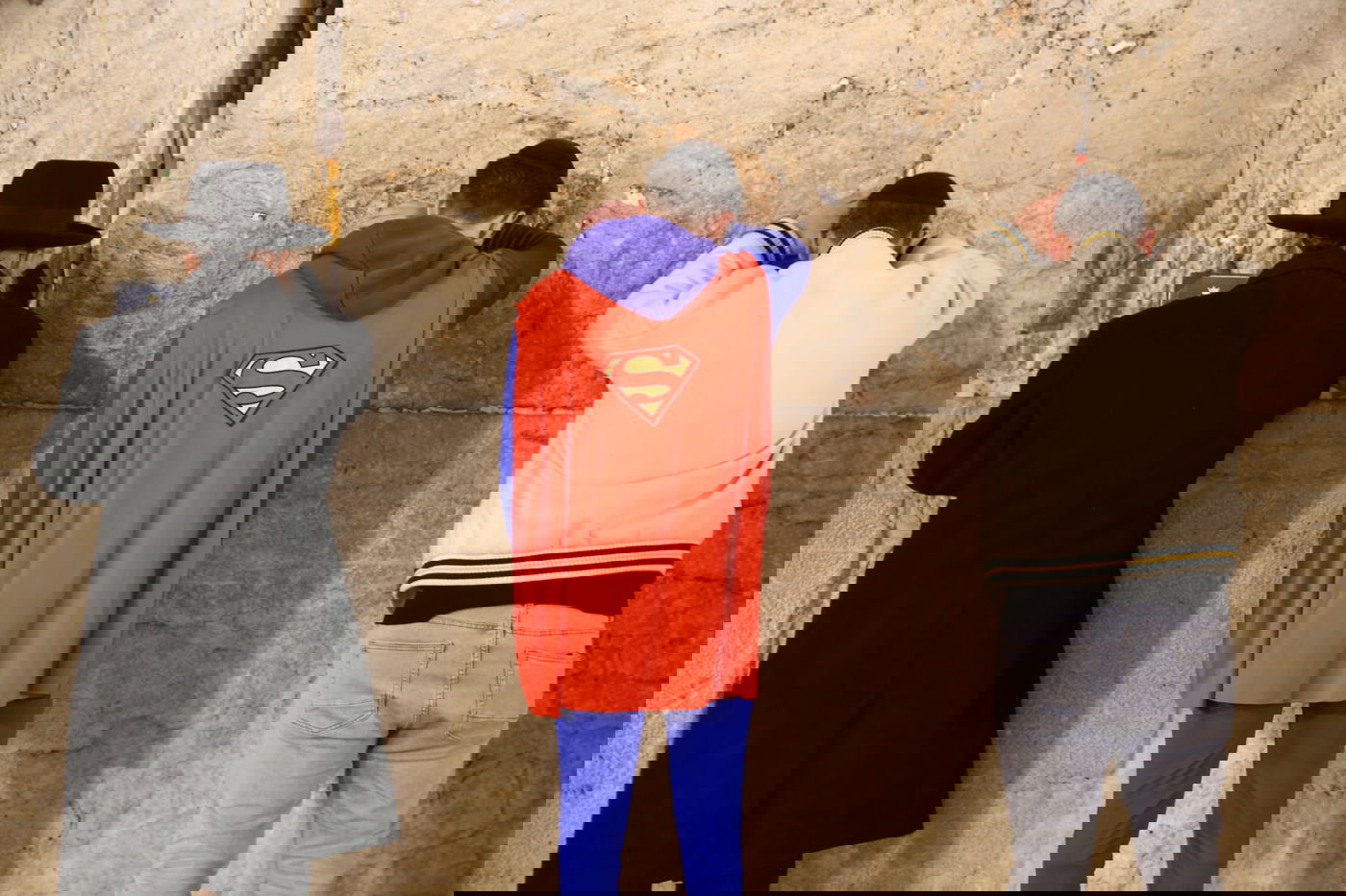 חג פורים בירושלים: קריאת מגילה ותחפושות בכותל המערבי