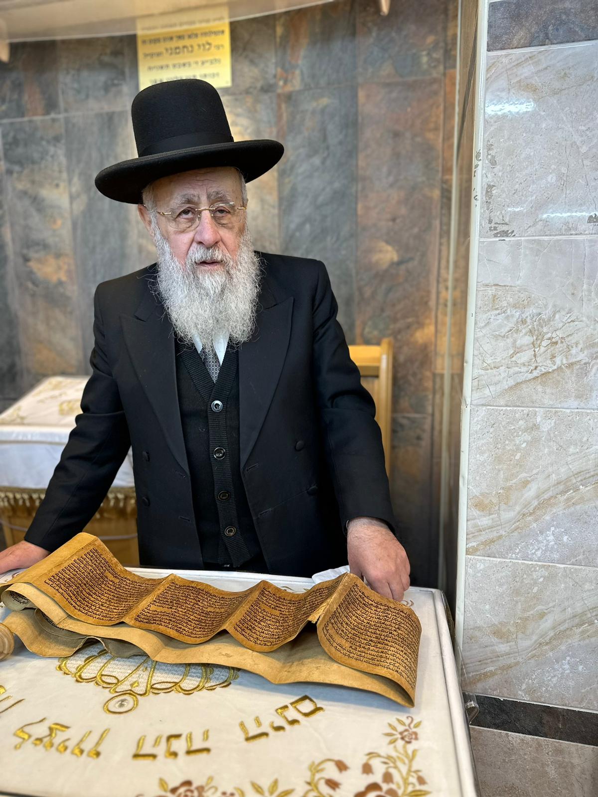 תיעוד: קריאת המגילה של הראשון לציון הגר״י יוסף