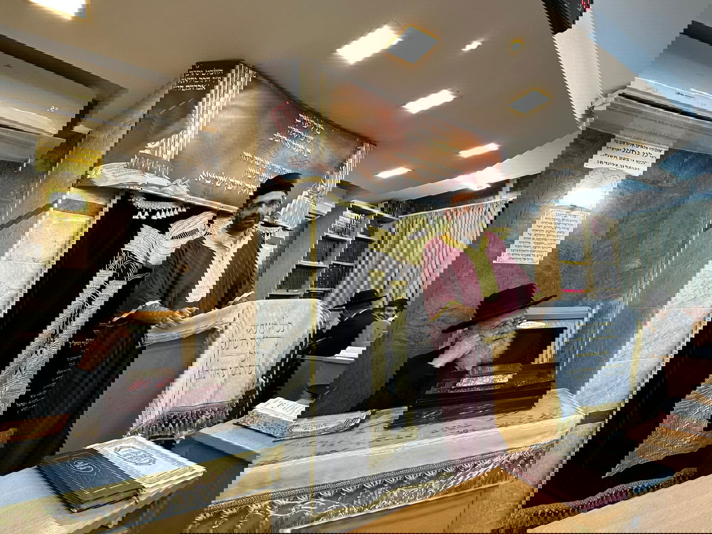 תיעוד: קריאת המגילה של הראשון לציון הגר״י יוסף