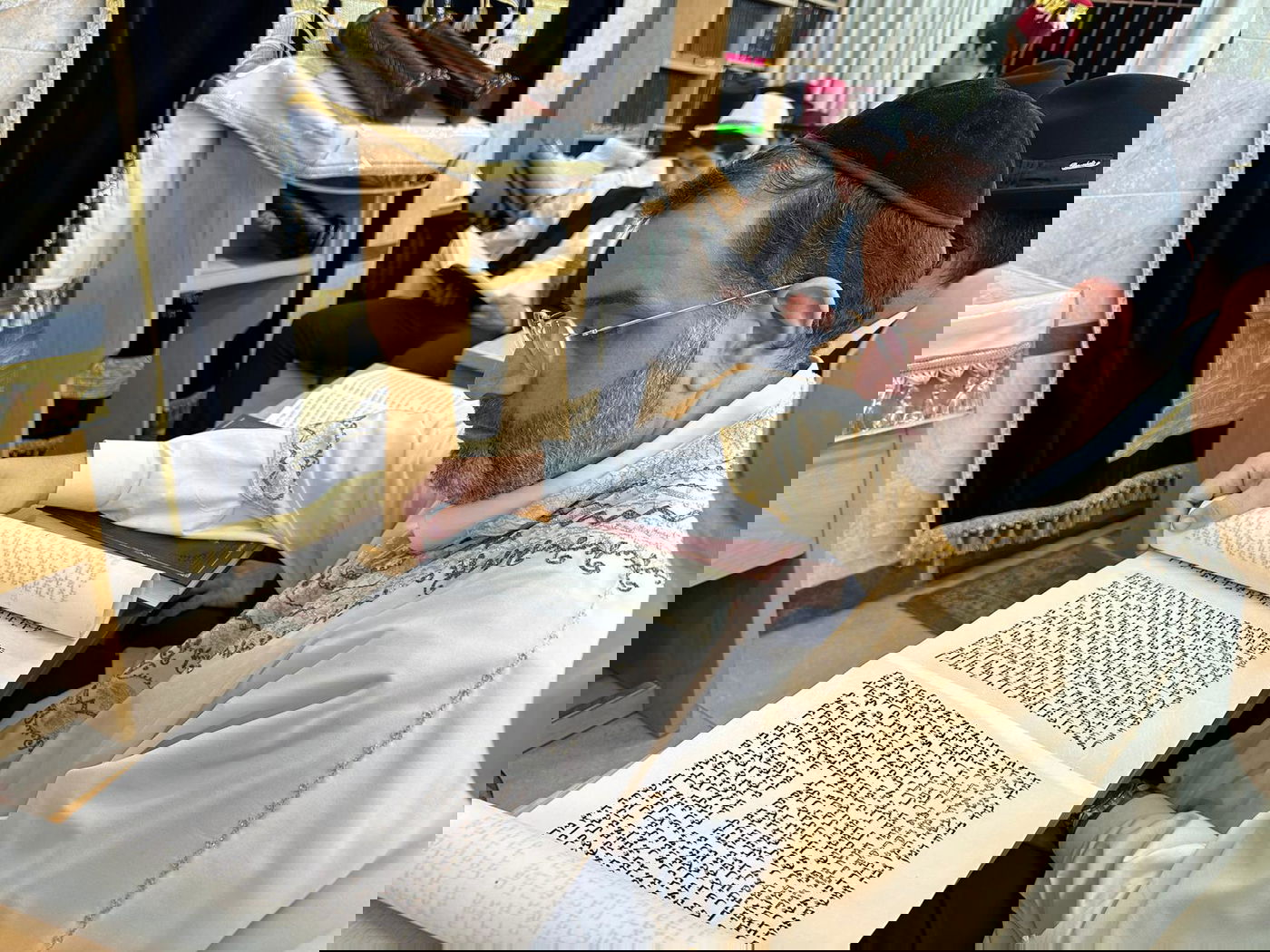 תיעוד: קריאת המגילה של הראשון לציון הגר״י יוסף