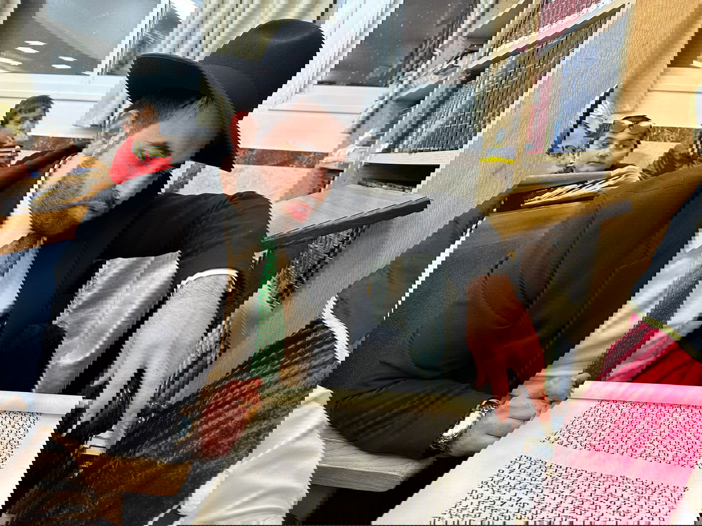 תיעוד: קריאת המגילה של הראשון לציון הגר״י יוסף